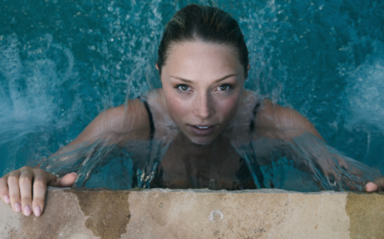 ragazza in piscina