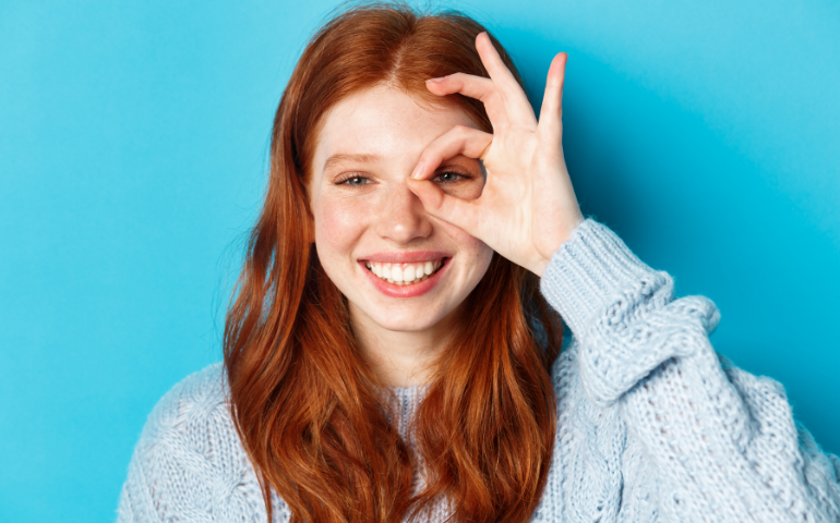 ragazza con i capelli rossi su sfondo blu