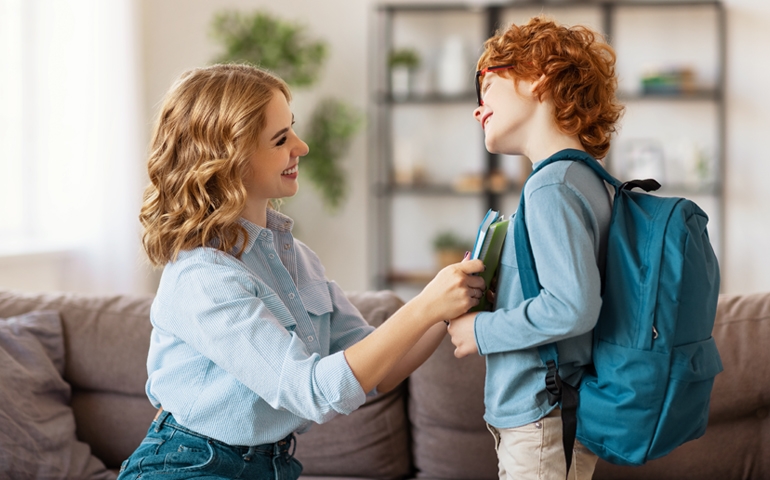 mamma con figlio prima del rientro a scuola